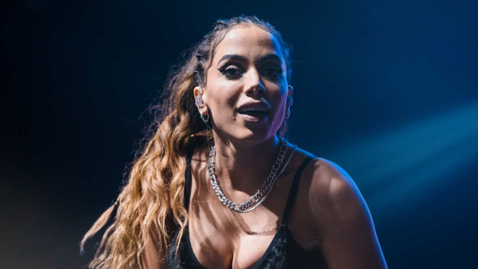 Anitta arruma as malas para seu reality show e diz que vai levar camisinha