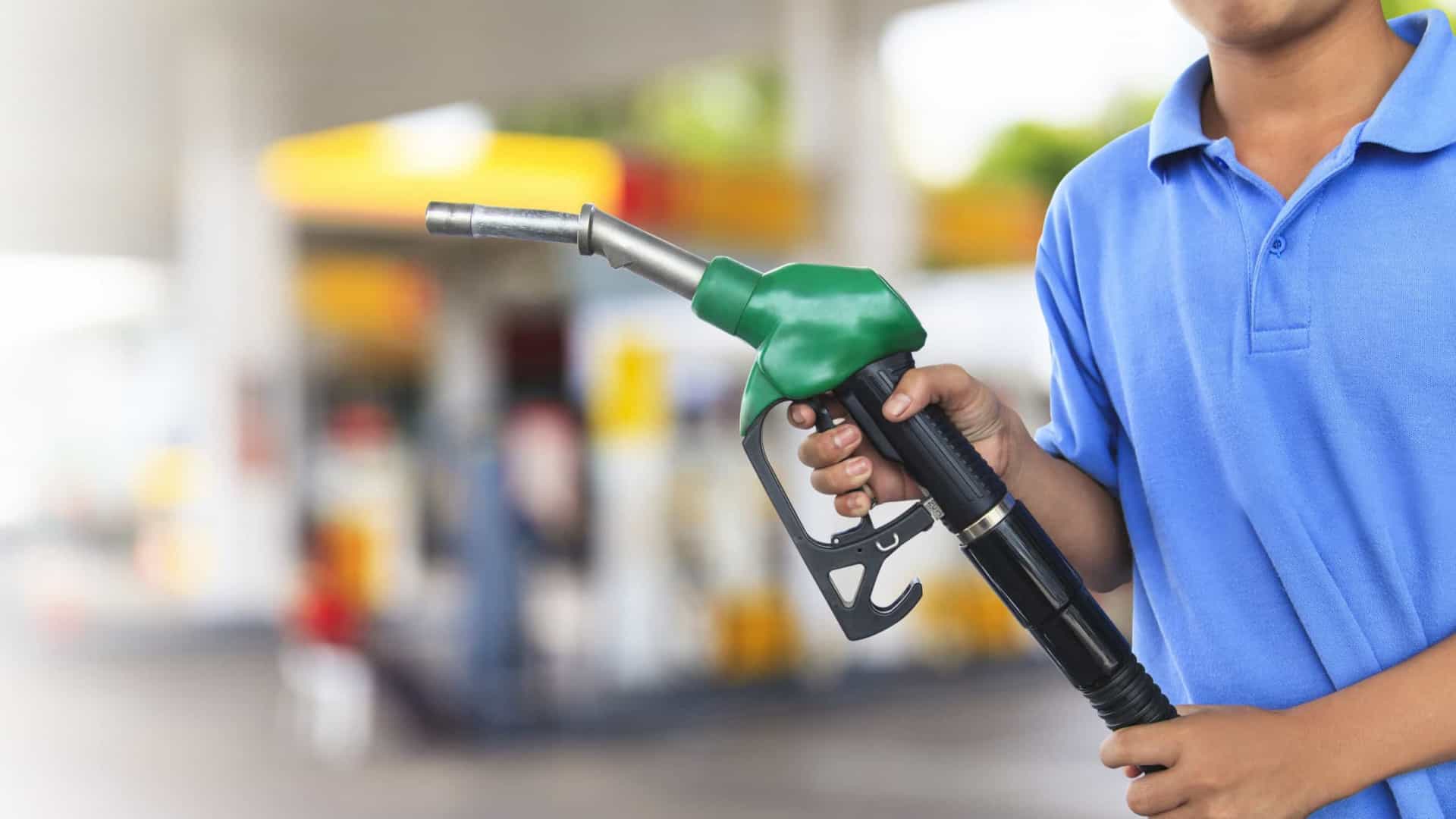 Bolsonaro quer que postos exibam composição de preço dos combustíveis