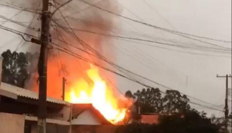 Mulher é suspeita de incendiar a casa do ex-marido em MS