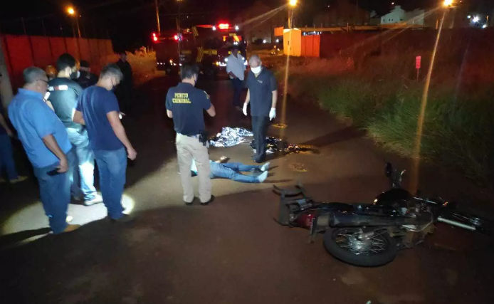 Motociclista se desequilibra ao passar em buraco, cai e morre atropelado