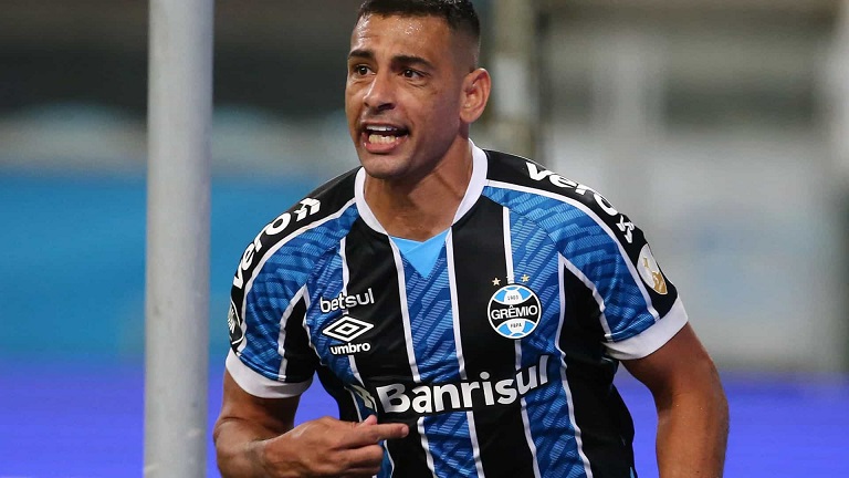 Diego Souza, artilheiro na goleada do Grêmio, leva bola para casa: ‘É um troféu’