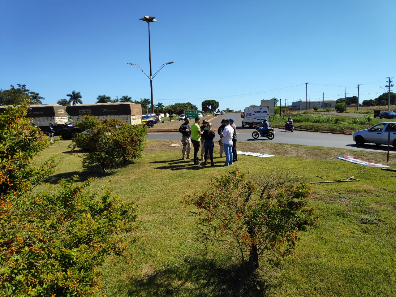 Manifestantes se concentram na margem da BR-163 em Dourados contra fechamento do comércio