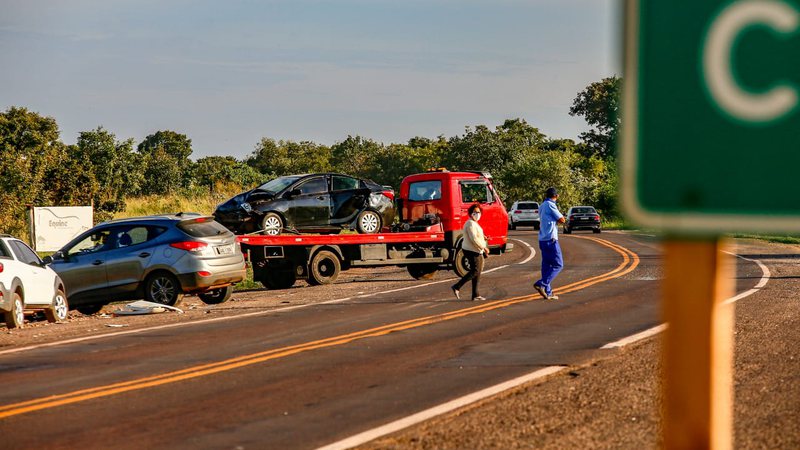 Adolescente morre em acidente entre dois carros e carreta na BR-262 em Campo Grande