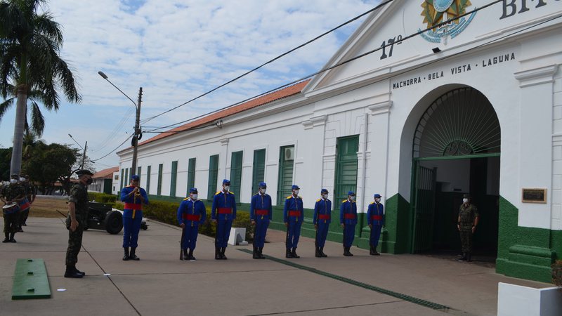 Exército pretende gastar até R$ 303 mil com jogos, entre eles pebolim, cama elástica e até piscina de bolinhas em MS