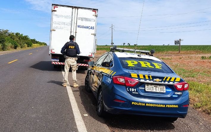 PRF recupera caminhão roubado em Maracaju (MS)