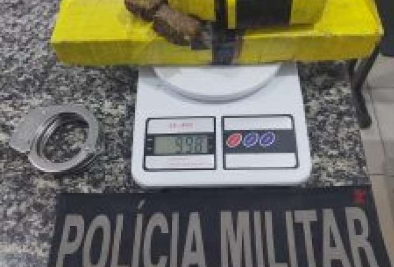 Três são presos na madrugada deste sábado com tabletes de maconha