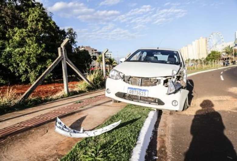 Após discussão, jovem bate veículo em poste e namorada que estava no capô morre