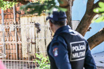 Galinha acaba ‘espetada’ em portão e briga de vizinhas vira caso de polícia em Campo Grande