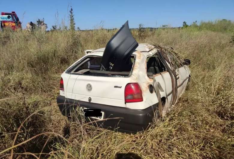 Bêbado e sem CNH, homem capota carro que havia acabado de comprar