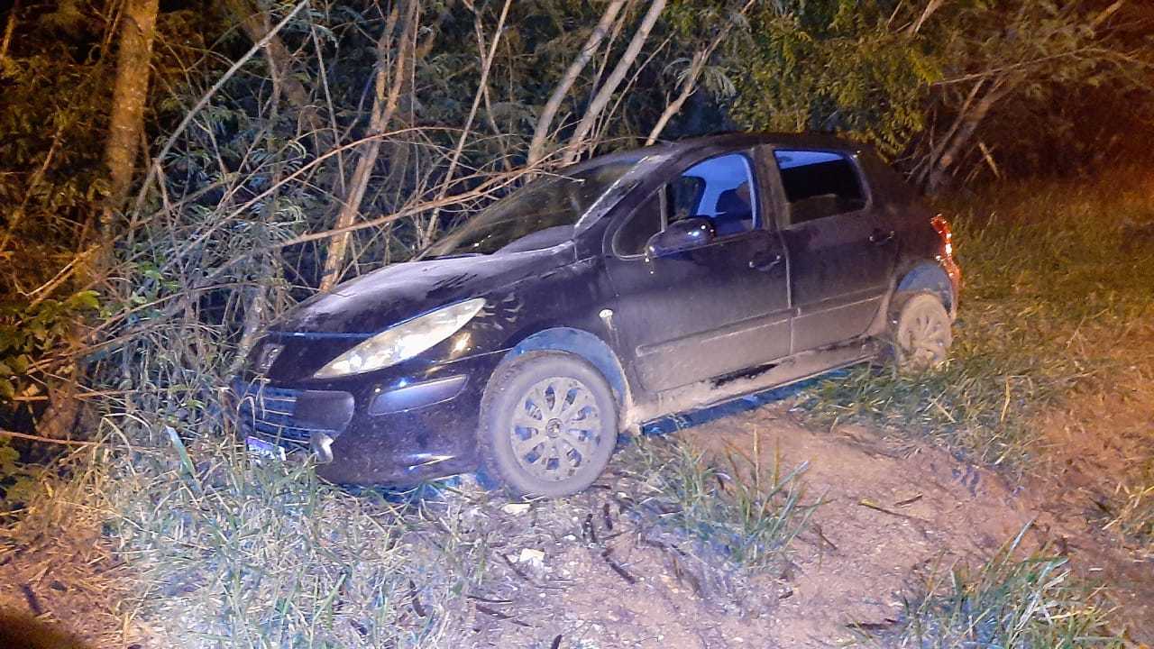 Durante perseguição, ladrões fogem da polícia saltando de carro em movimento