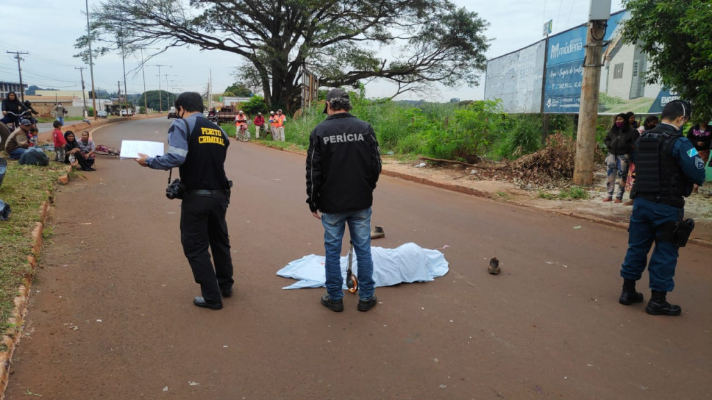 Ciclista de 18 anos morre atropelado e condutor de carro foge