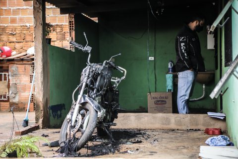 ‘Ciúme doentio’: Ex incendiou casa e moto ao ver mensagens em celular, diz delegada