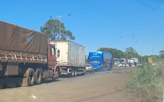 Indígenas bloqueiam rodovia que liga Dourados a Itaporã contra PL490