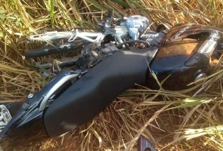 Moto furtada é encontrada às margens de estrada