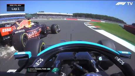 Max Verstappen bate forte depois de toque de Hamilton, mas passa bem após susto