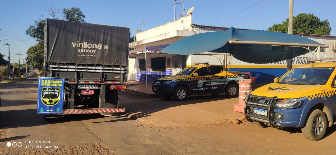 Polícia Militar Rodoviária recupera carreta roubada no estado de São Paulo, duas pessoas foram presas