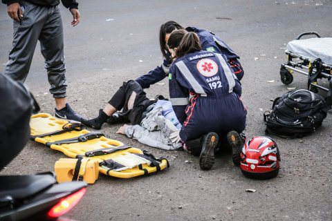 Motorista bêbado bate e arrasta motociclista por 100 metros na Afonso Pena