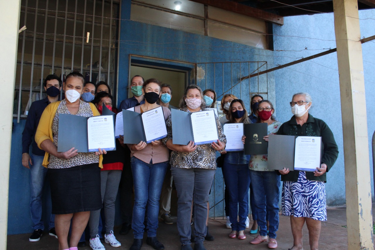 Lavadeiras que ajudaram na campanha do agasalho da Prefeitura recebem homenagem