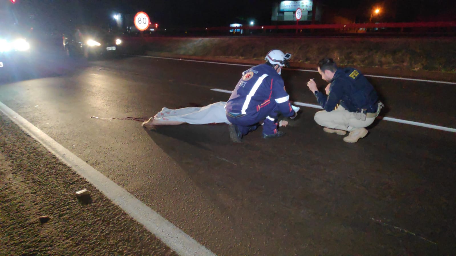 Homem cai na rodovia e carro passa por cima na BR-163