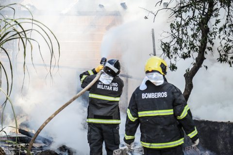 Incêndio destrói casa onde moravam 9 crianças na capital; vídeo