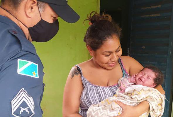 Policiais salvam recém-nascido que se afogou durante amamentação em MS