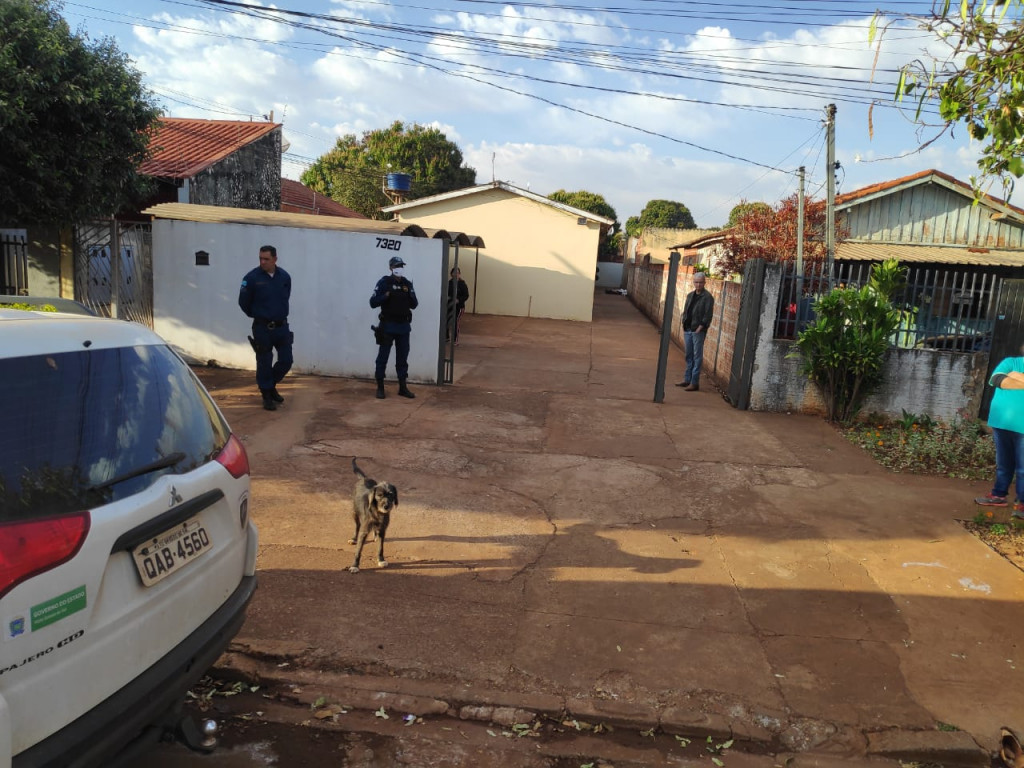 Andando sobre telhados, homem cai em corredor, bate a cabeça e morre