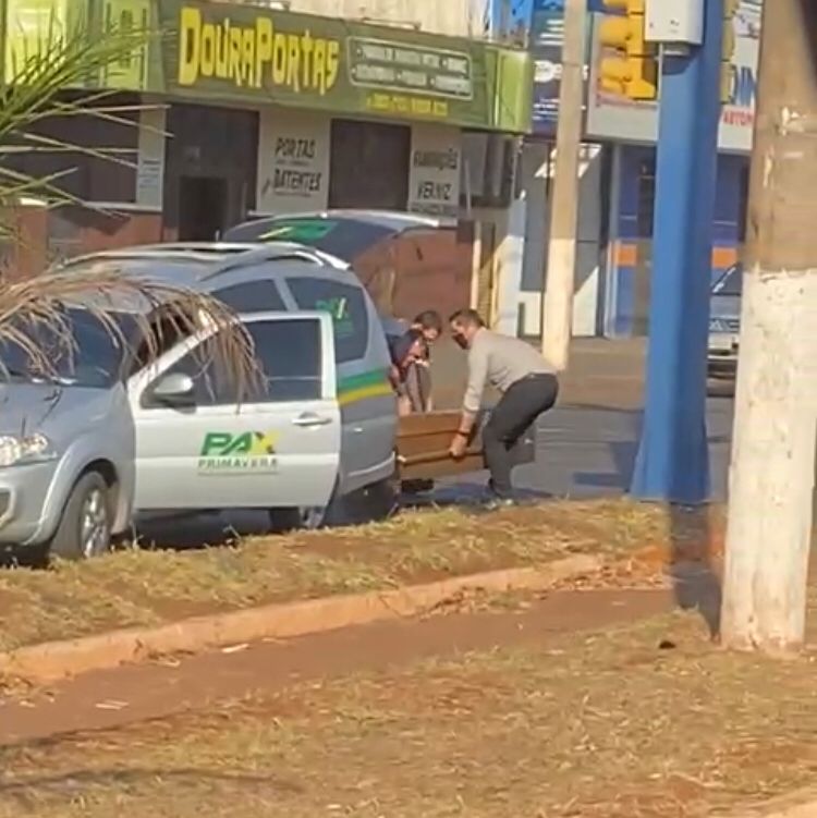 Vídeo: caixão cai de carro funerário em Dourados