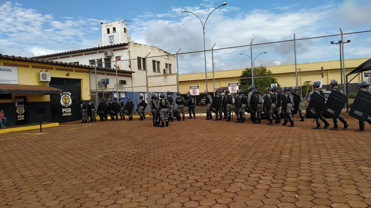 Pente-fino procura armas e drogas na Penitenciária Estadual Dourados