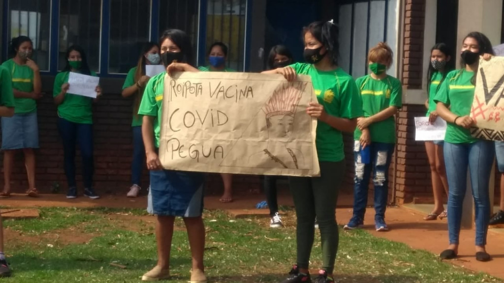 Em protesto por direitos iguais, índios cobram vacina para adolescentes