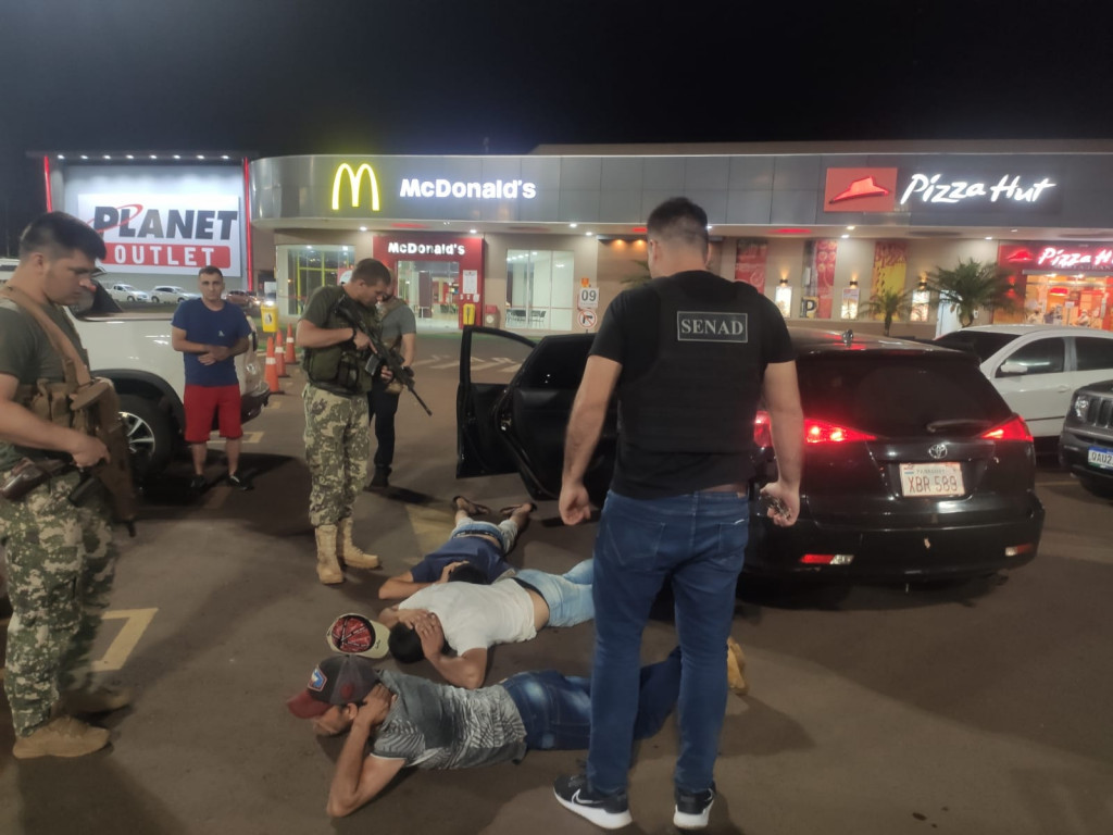 Quatro são presos negociando maconha no estacionamento do Planet Outlet