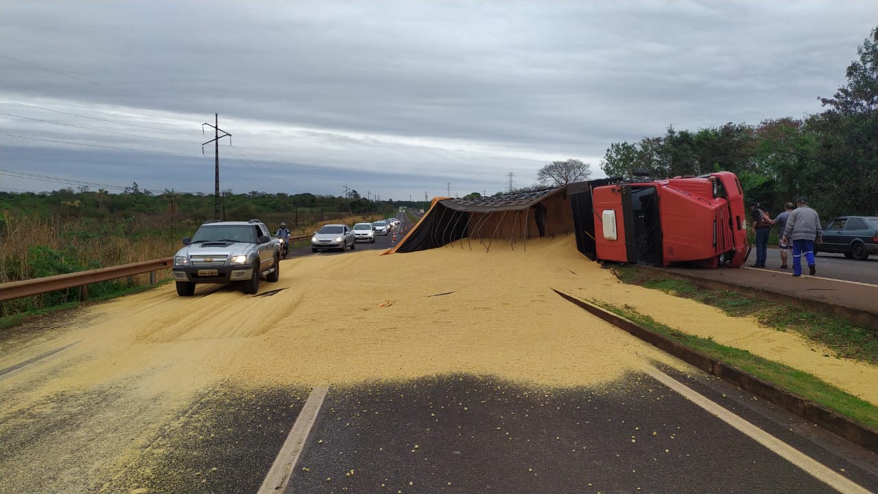 Em Dourados, motorista de caminhão tomba carreta com 32 t de soja