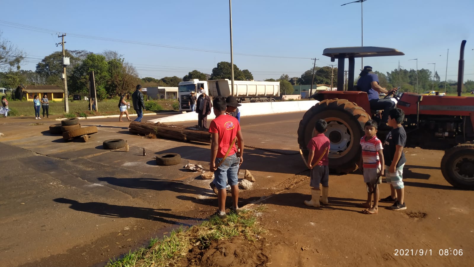 Em protesto, índios voltam a bloquear BR-163 e MS-156 em Dourados