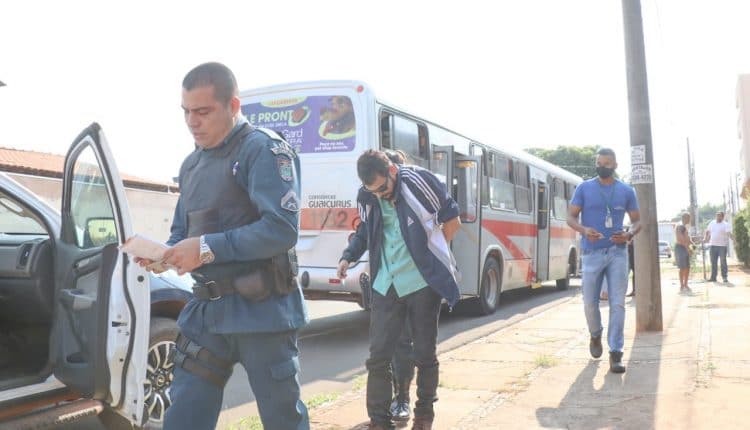 Homem esfrega pênis em estudante dentro de ônibus e é detido por passageiros