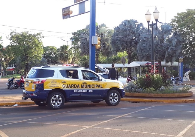 Homem de 27 anos ameaça moradores em frente à escola na Cachoeirinha