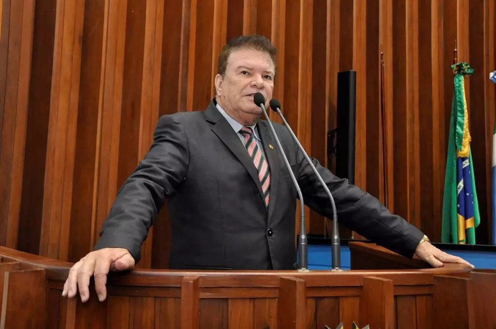 Ex-deputado é condenado por exercer duas funções no serviço público