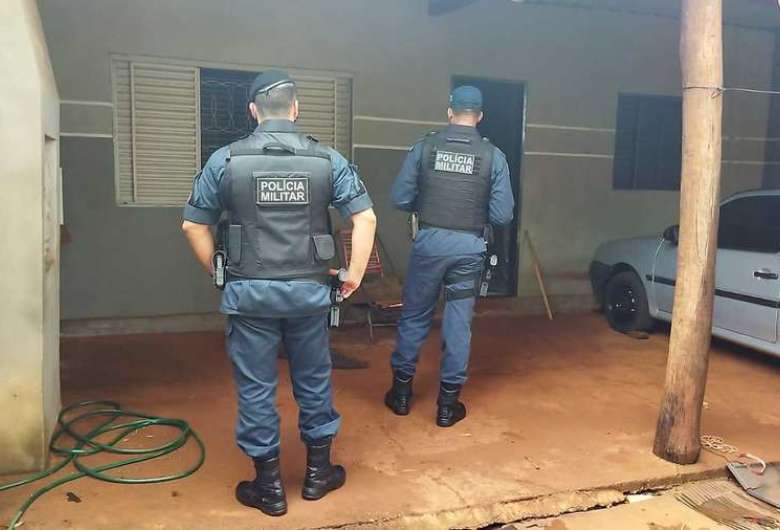 Homem é encontrado morto nos fundos de casa na Vila Cachoeirinha