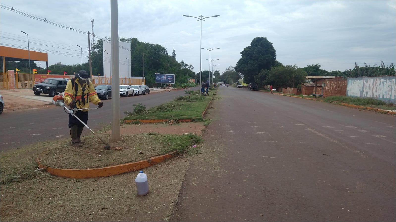 Prefeitura limpa canteiros da Avenida Guaicurus