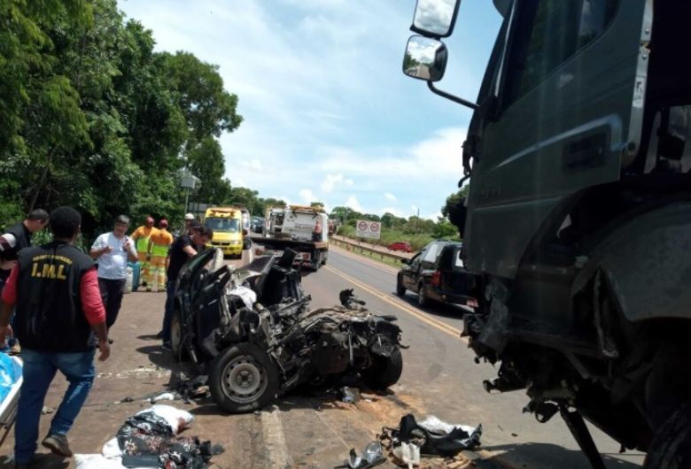 Casal e dois filhos que estavam em carro morreram após colisão frontal na BR-163