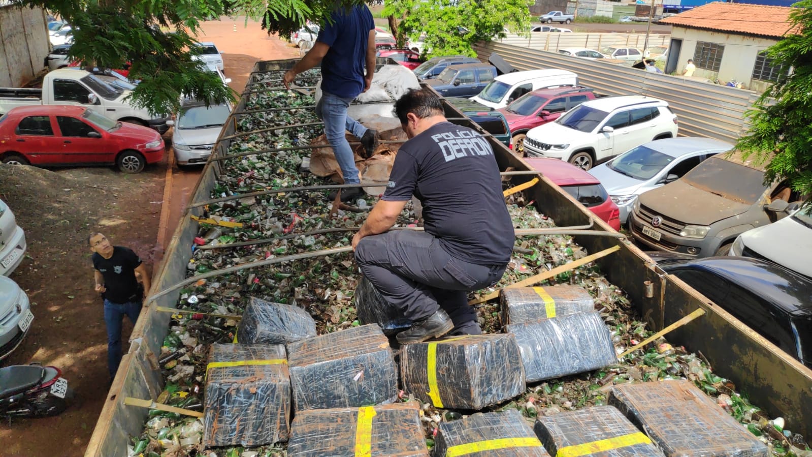 Polícia apreende drogas em meio a material reciclável em Dourados