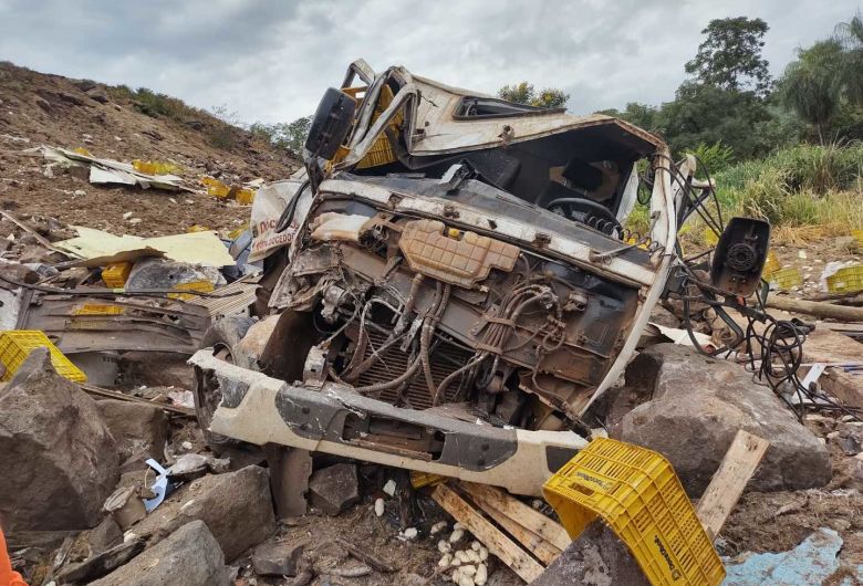 Douradense morre após tombar caminhão na Serra de Maracaju