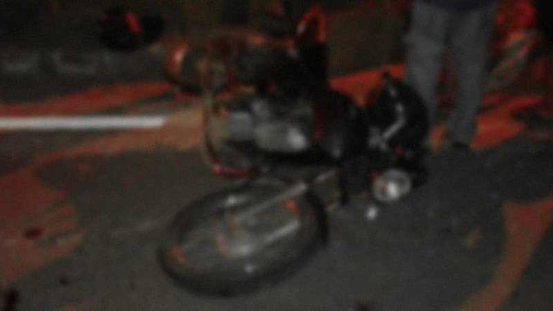 Após bater em caminhão estacionado, motociclista morre em hospital