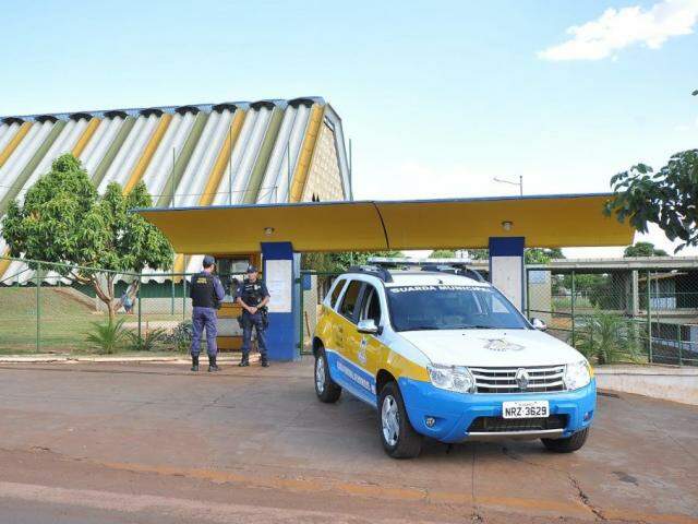 Vândalos invadem escola, quebram lixeiras, cadeiras, e descarregam extintor em Dourados; 1 foi preso