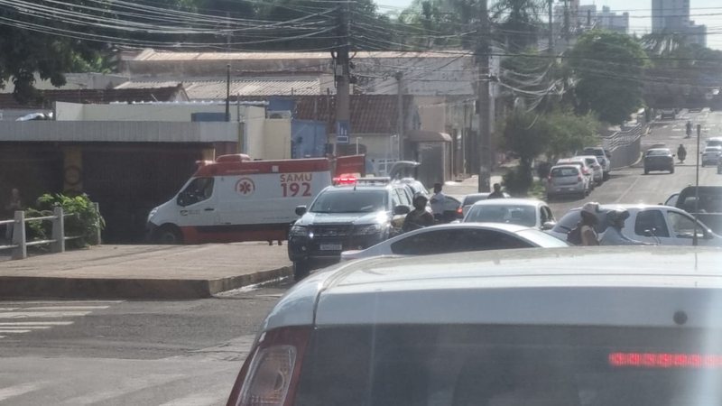 Acidente entre carro e moto deixa três mulheres feridas no Centro de Campo Grande