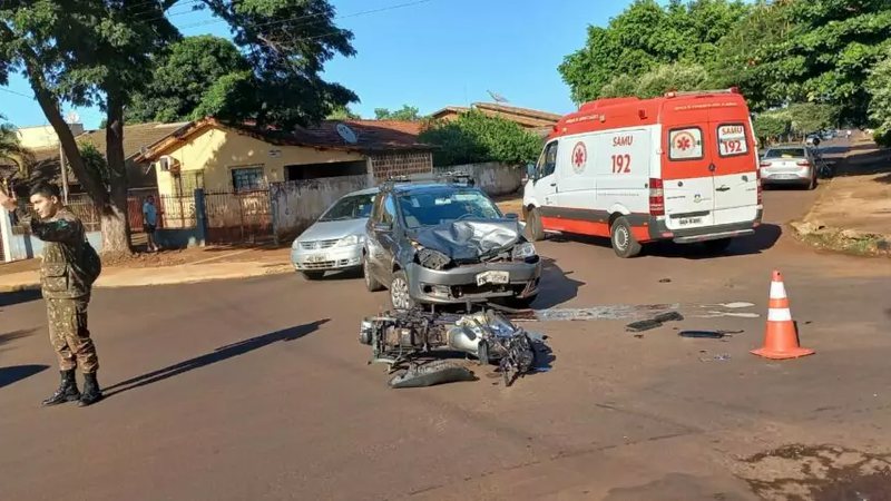 Motociclista é levado para hospital após colidir com carro em Dourados