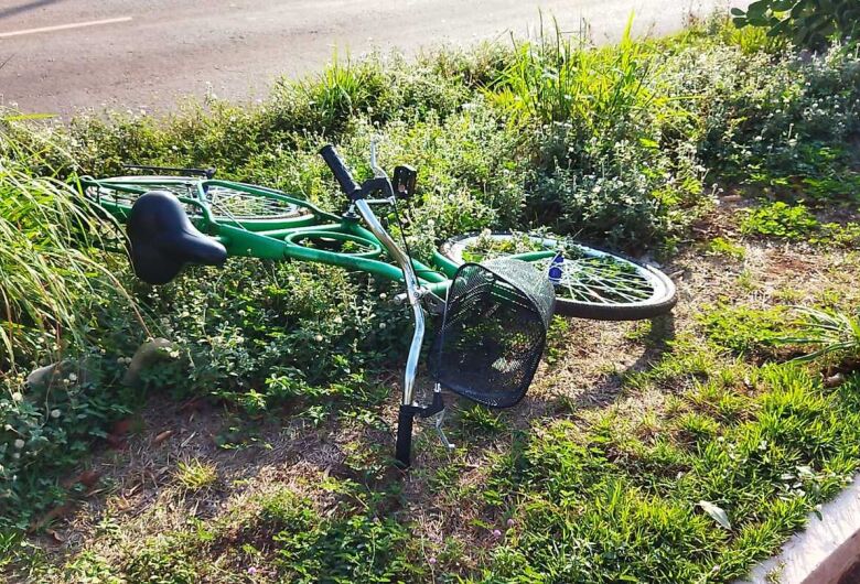 Ciclista tem traumatismo craniano após ser atingido por moto pilotada por adolescente