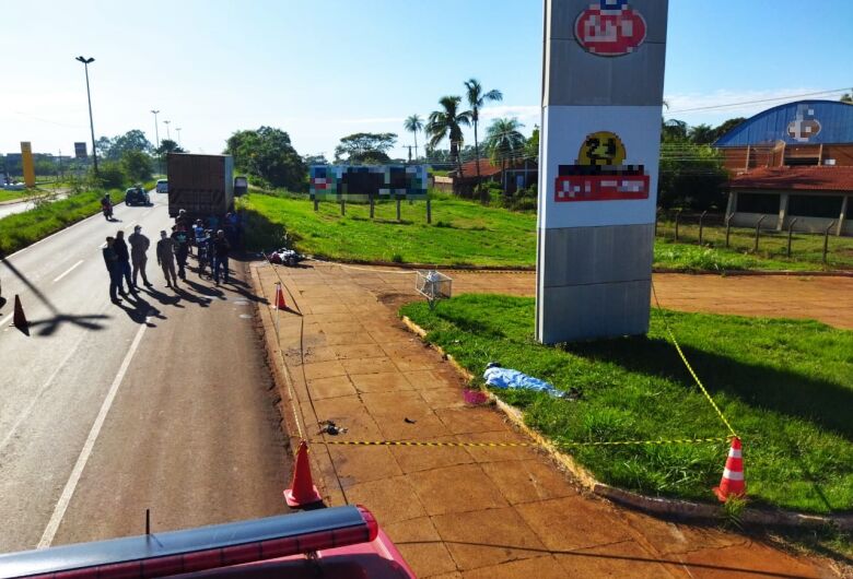 Motociclista morre em acidente com caminhão no prolongamento da Marcelino 