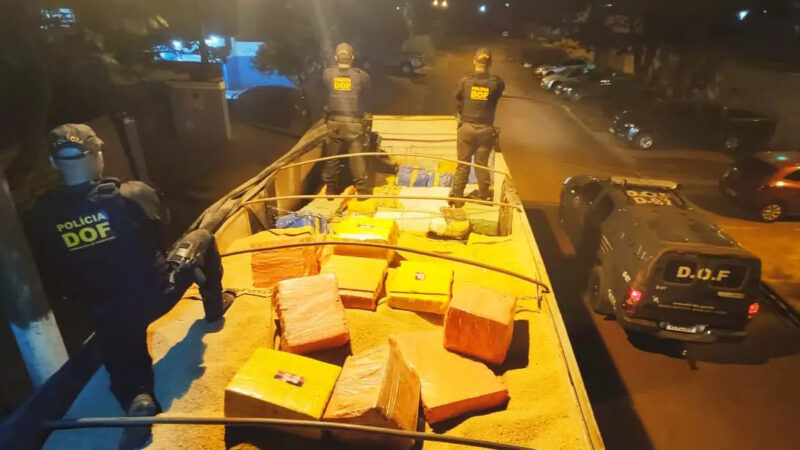 Carreta com farelo e mais de 7 toneladas de maconha é interceptada na fronteira de MS