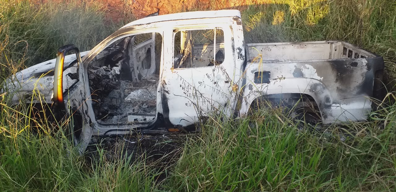 Caminhonete usada em chacina é encontrada queimada no rodoanel de Ponta Porã