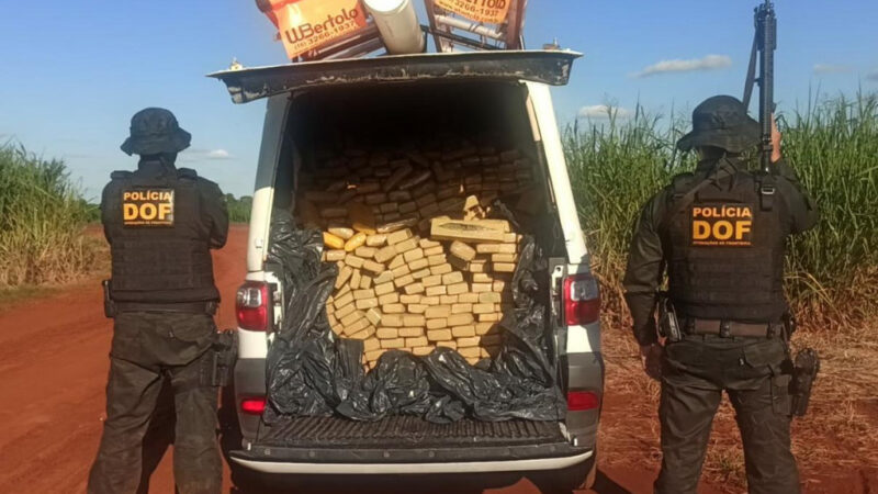 Carro com adesivos falsos de empresa de energia é apreendido com maconha