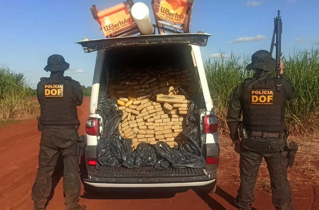 Carro com adesivos falsos de empresa de energia é apreendido com maconha